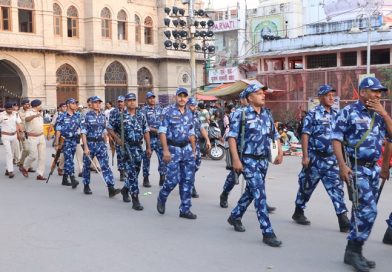 आगामी त्योहारों को दृष्टिगत रखते हुए पुलिस ने शहर में निकाला फ्लैग मार्च