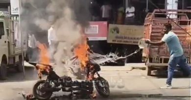 सड़क पर दौड़ती इलेक्ट्रिक बाइक में लगी आग, युवक ने कूंद कर जान बचाई