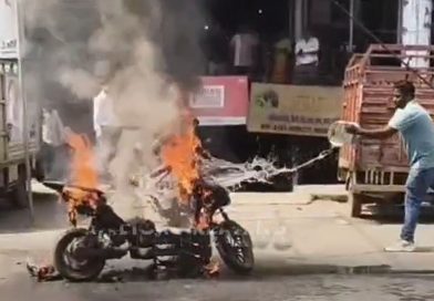 सड़क पर दौड़ती इलेक्ट्रिक बाइक में लगी आग, युवक ने कूंद कर जान बचाई