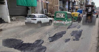 तेजी से किया जा रहा सड़कों पर पेंच रिपेयरिंग का कार्य