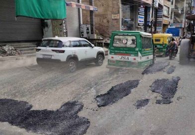 तेजी से किया जा रहा सड़कों पर पेंच रिपेयरिंग का कार्य