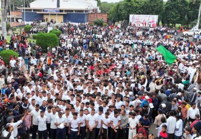 स्रदार वल्लभभाई पटेल की 150वीं जयंती पर रन फॉर यूनिटी में युवक-युवतियां दौडें