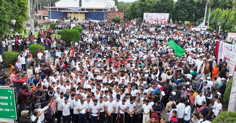 स्रदार वल्लभभाई पटेल की 150वीं जयंती पर रन फॉर यूनिटी में युवक-युवतियां दौडें