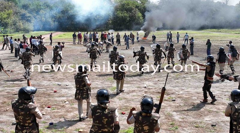 उपद्रवियों से निपटने के लिये बलवा परेड में पुलिस कर्मियों जमकर पसीना बहाया