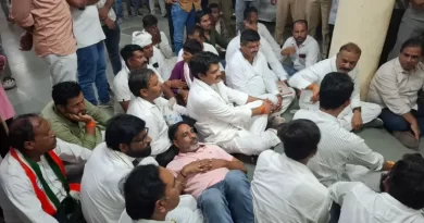 MP में कलेक्टर से गुस्साए दो विधायक बंद गेट के ऊपर चढ़कर नीचे कूदे MP में कलेक्टर से गुस्साए दो विधायक बंद गेट के ऊपर चढ़कर नीचे कूदे