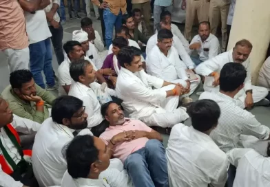 MP में कलेक्टर से गुस्साए दो विधायक बंद गेट के ऊपर चढ़कर नीचे कूदे