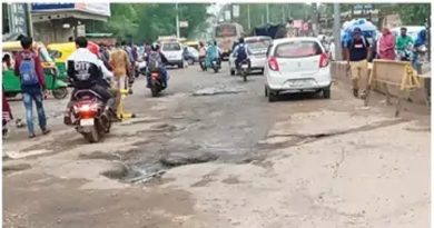 ग्वालियर में अधिकारियों की लापरवाही, सचिन तेंदुलकर रोड, फालका बाजार की सड़क जर्जर ग्वालियर में अधिकारियों की लापरवाही, सचिन तेंदुलकर रोड, फालका बाजार की सड़क जर्जर