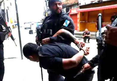 ड्रग माफिया पर हेलीकॉप्टर से छापा मार कार्यवाही, ड्रोन से बमबारी में 4 पुलिस अधिकारी सहित 64 की मौत