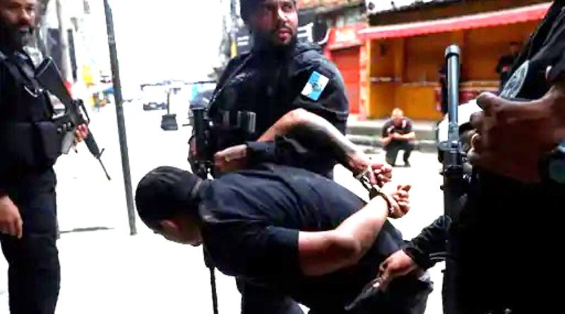 ड्रग माफिया पर हेलीकॉप्टर से छापा मार कार्यवाही, ड्रोन से बमबारी में 4 पुलिस अधिकारी सहित 64 की मौत