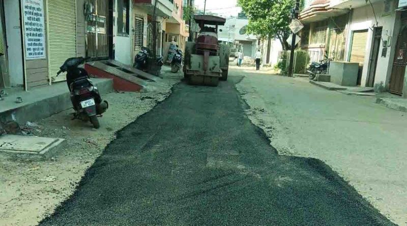 सड़कों पर तेजी से किया जा रहा है पेंच रिपेयरिंग