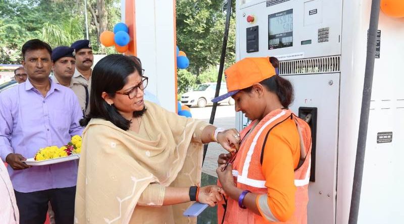 शहर के पुलिस वेलफेयर पेट्रोल पंपों पर भी शक्ति दीदियों ने संभाली कमान 