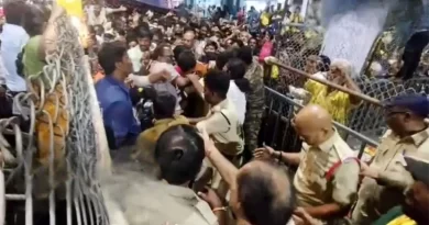 आंध्र प्रदेश के वेंकटेश्वर मंदिर में भगदड़, 10 की मौत आंध्र प्रदेश के वेंकटेश्वर मंदिर में भगदड़, 10 की मौत