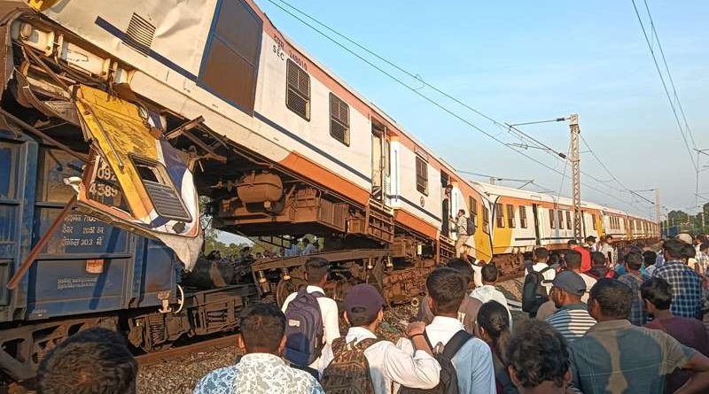 रेल दुर्घटना में मालगाड़ी के ऊपर चढी पैसेंजर ट्रेन से 6 यात्रियों की मौत दर्जनभर से ज्यादा घायल