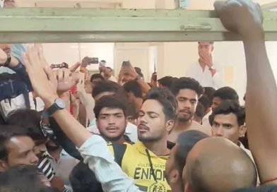 तात्याटोपे यूनिवर्सिटी में एबीवीपी कार्यकर्ताओं ने किया हंगामा, कुलगुरू के कक्ष के तोड़े कांच, कर्मचारी से हुई मारपीट