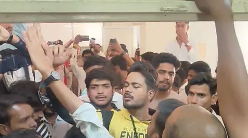 तात्याटोपे यूनिवर्सिटी में एबीवीपी कार्यकर्ताओं ने किया हंगामा, कुलगुरू के कक्ष के तोड़े कांच, कर्मचारी से हुई मारपीट