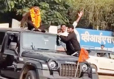 थार जीप से युवकों का स्टंट, थार की छत पर बैठे वीडियो में कैद, तलाश में जुटी है पुलिस