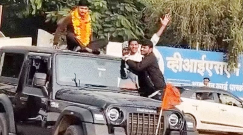 थार जीप से युवकों का स्टंट, थार की छत पर बैठे वीडियो में कैद, तलाश में जुटी है पुलिस