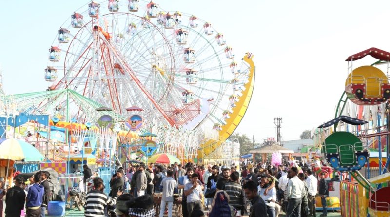 मेले में बड़ी तादाद में पहुँचे सैलानी, झूला सेक्टर, खान-पान एवं खेल-खिलौनों की दुकानों पर छाई रौनक 