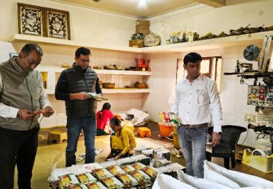 खाद्य विभाग की टीम ने विभिन्न प्रतिष्ठानों से लिए दूध, घी, पनीर व मसालों के सैंपल 