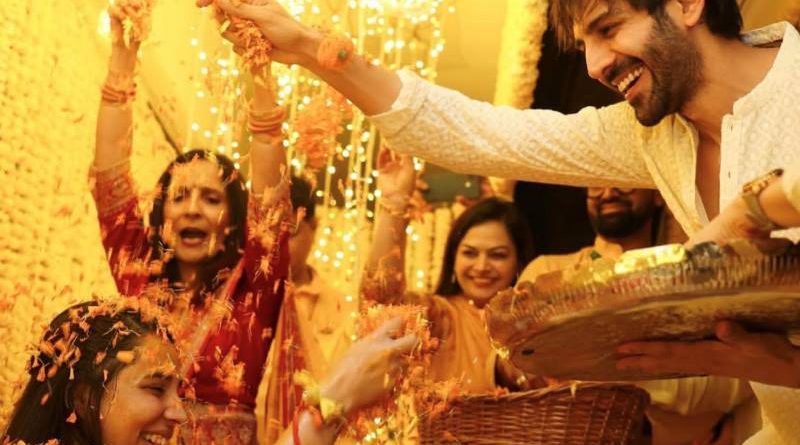 अभिनेता कार्तिक आर्यन ने अपनी बहन की शादी में हल्दी की रस्म में शामिल हुए