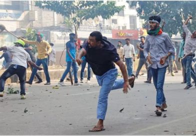 बांग्लादेश में अखबारों के ऑफिस जल रहे थे, चुपचाप देख रही थी पुलिस