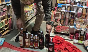 महाराज बाड़े में शाम को चूड़ी दुकान से अवैध शराब बरामद, आबकारी विभाग की कार्रवाई