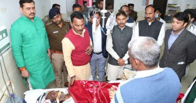 फूड प्वॉइजनिंग से बीमार मरीजों से प्रभारी मंत्री ने स्वास्थ्य की जानकारी ली