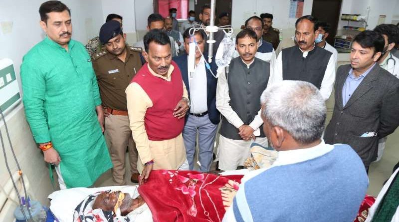 फूड प्वॉइजनिंग से बीमार मरीजों से प्रभारी मंत्री ने स्वास्थ्य की जानकारी ली