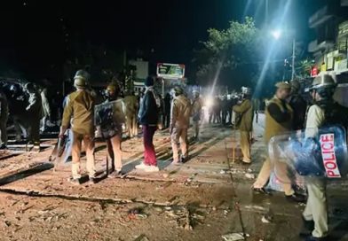 मस्जिद की बाउड्रीवॉल के निर्माण से रोका तो पुलिस पर किया पथराव 6 पुलिसकर्मी घायल, 50 पत्थरबाज गिरफ्तार