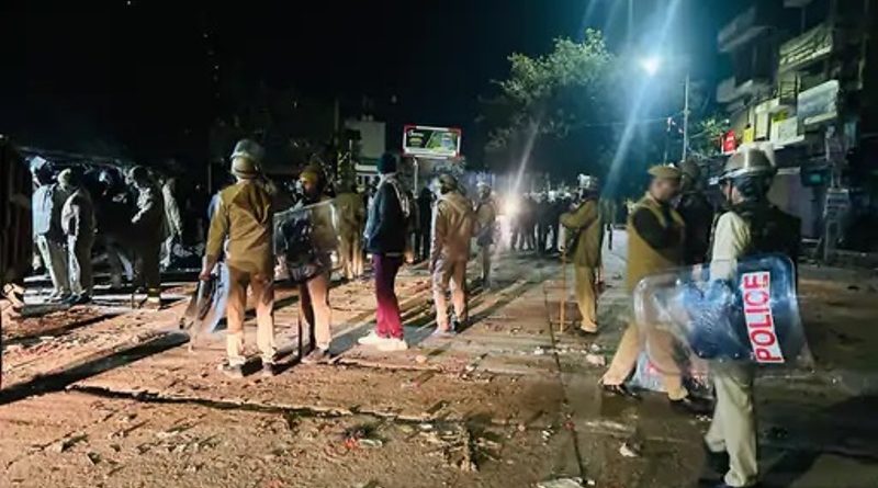 मस्जिद की बाउड्रीवॉल के निर्माण से रोका तो पुलिस पर किया पथराव 6 पुलिसकर्मी घायल, 50 पत्थरबाज गिरफ्तार