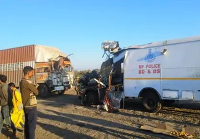 पुलिस के 4 जवानों की मौत, कंटेनर और बीडीएस वाहन के आमने-सामने की टक्कर, डॉग सुरक्षित