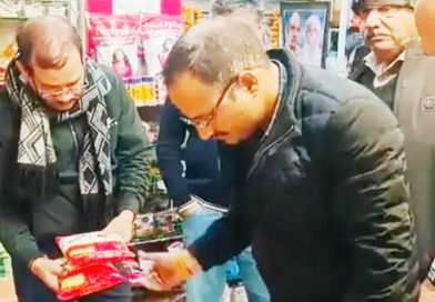 आनंद मिनी मार्ट के सूजी-मैदा के पैकेट में मिले कीड़े, कांग्रेस प्रवक्ता वीडियो साझा किया तो खाद्य विभाग ने मार्ट से लिये सैम्पल जांच के लिये भेजे