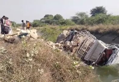 नहर में जा गिरा दवाईयों से भरा ट्रक, चालक और क्लीनर दोनों घायल, गाजियाबाद से कोच्चि जा रहा ट्रक मुरैना में पलटा