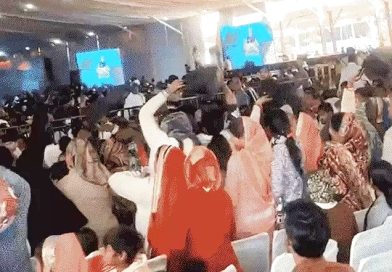 महिला कांग्रेस कार्यकर्ताओं ने अमित शाह को दिखाये काले झंडे