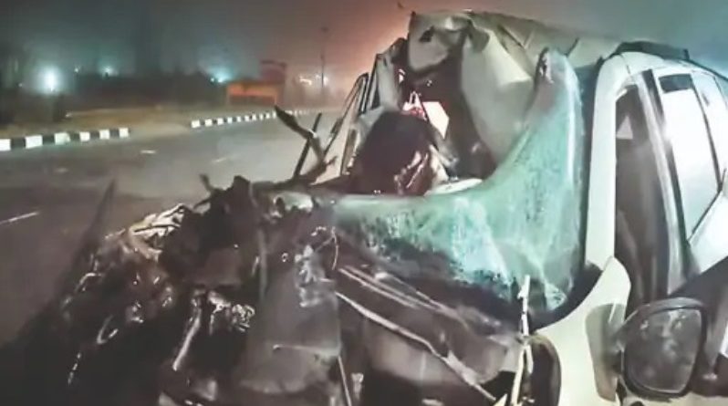 ग्वालियर-झांसी हाइवे पर कोहरे में ट्रक के पीछे घुसी बाइक और कार, एक की मौत 6 जख्मी