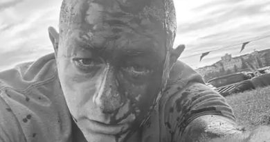 सिड़नी में फायरिंग के बीच एक शख्स ने दिलेरी दिखाते हुए एक हमलावर को दबोचा, गन छीनकर हमलावर पर ही तान दी