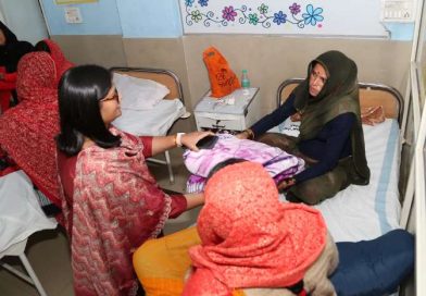 कलेक्टर ने मुरार अस्पताल पहुँचकर प्रसूति गृह का किया निरीक्षण,  सर्दी के मौसम में कम्बल किए भेंट 