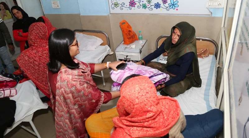 कलेक्टर ने मुरार अस्पताल पहुँचकर प्रसूति गृह का किया निरीक्षण,  सर्दी के मौसम में कम्बल किए भेंट 