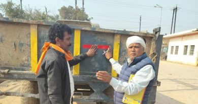 डबरा मंडी में ट्रैक्टर-ट्रॉलियों पर लगाए रिफ्लेक्टर