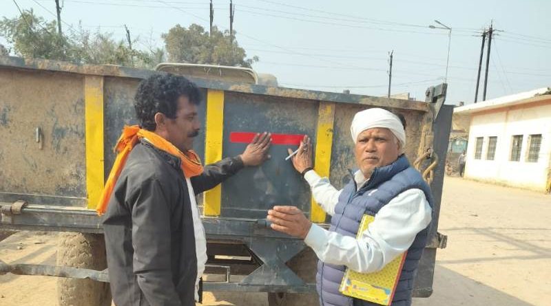 डबरा मंडी में ट्रैक्टर-ट्रॉलियों पर लगाए रिफ्लेक्टर