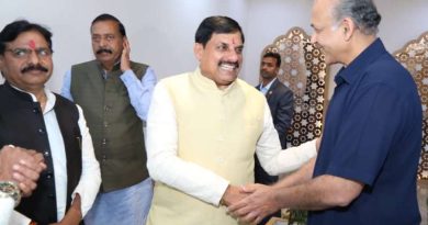 फिल्म निर्माता गोवारीकर की मुख्यमंत्री से सौजन्य भेंट 