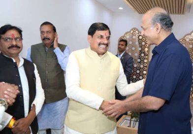 फिल्म निर्माता गोवारीकर की मुख्यमंत्री से सौजन्य भेंट 