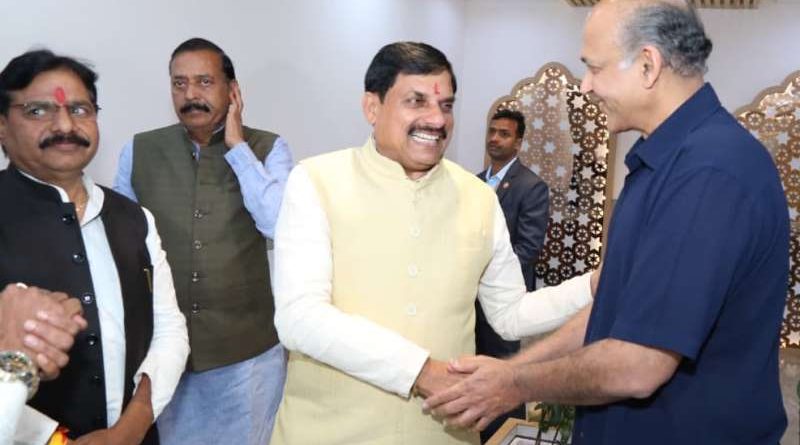 फिल्म निर्माता गोवारीकर की मुख्यमंत्री से सौजन्य भेंट 