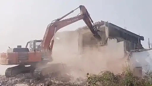 हाईकोर्ट के निर्देश पर मंदिर के पास से हटाया गया अतिक्रमण, जेसीबी से गिराया मकान