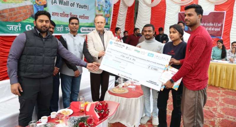 दीवारों को कलाकृतियों से संजाया तो न्यायमूर्ति ने किया पुरस्कृत