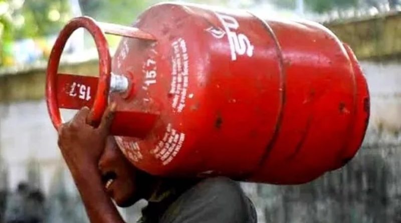 ग्वालियर शहर में मिल रहा सबसे महंगा घरेलू गैस सिलेंडर, ग्राहकों से हो रही लूट