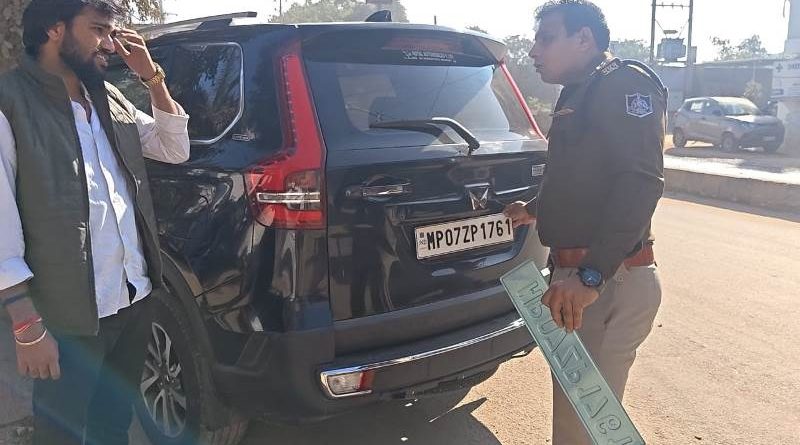 मेला प्राधिकरण गेट के सामने हिट एंड रन मामले में फरार कार चालक को पुलिस ने कार सहित किया गिरफ्तार