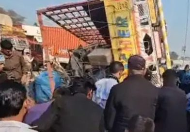 बेकाबू होकर कैंटर बाइक पर पलटने से एक की मौत, एक घायल