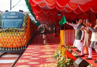 पीएम ने पहली वंदेभारत स्लीपर ट्रेन को हरी झंडी दिखाई
