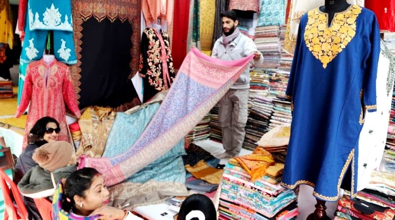 कश्मीरी बाजार -मेले में इस साल भी गुलजार है 